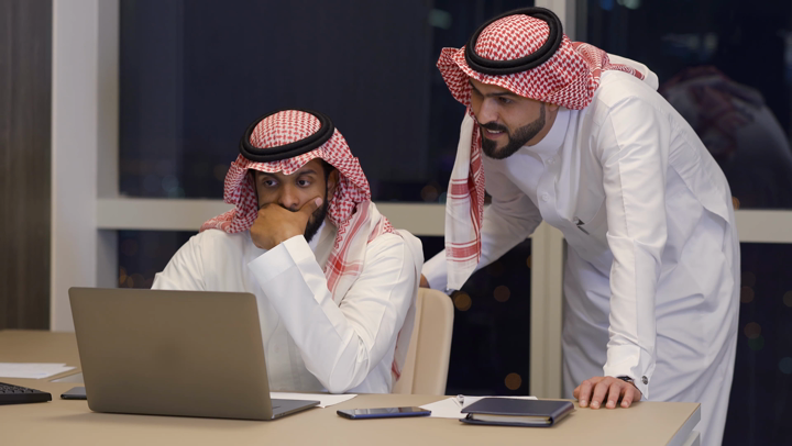 الاستماع الفعال في المجموعات: النقدي والانتقائي والنشط والتعاطف